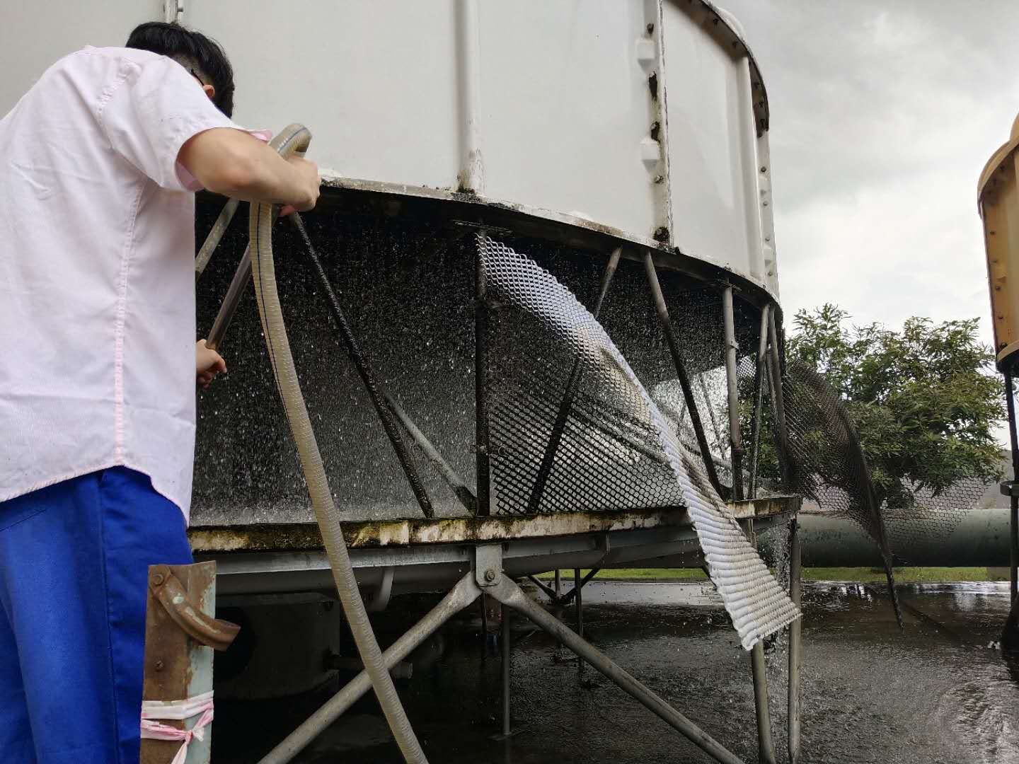 冷却塔中热水的散热是通过哪些途径来实现的？-冷却塔清洗-冷却塔填料片清洗-循环冷却水