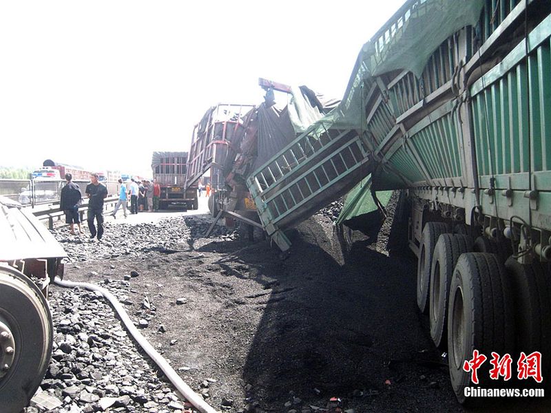 京藏高速,32輛貨車,連環(huán)相撞,7人死亡 