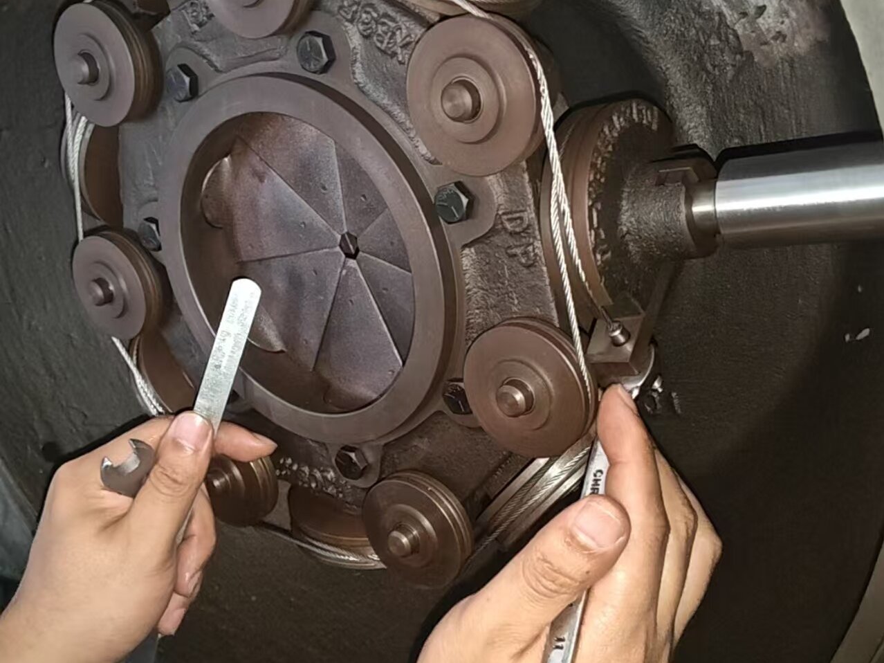 离心机组导叶不同步会导致哪些故障现象？