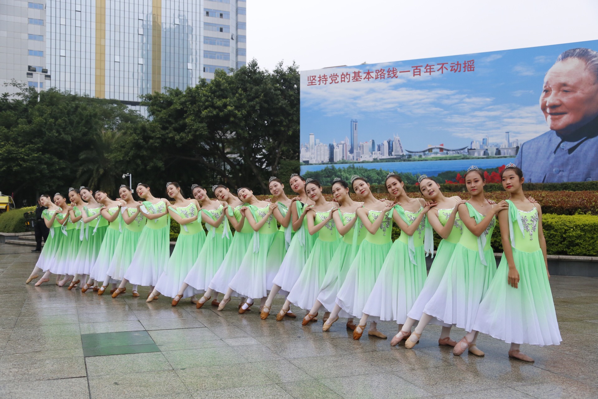 我团参加华强北街道设五个表演点为2018深圳国际马拉松助力