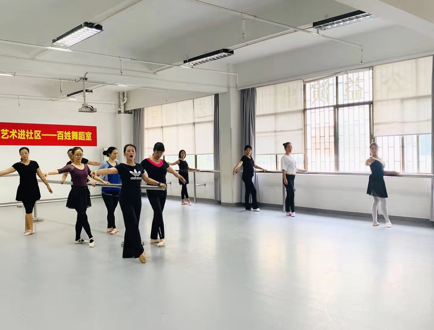 深圳市十二月舞蹈艺术团——送高雅艺术进社区！华强北开设“百姓”系列艺术课