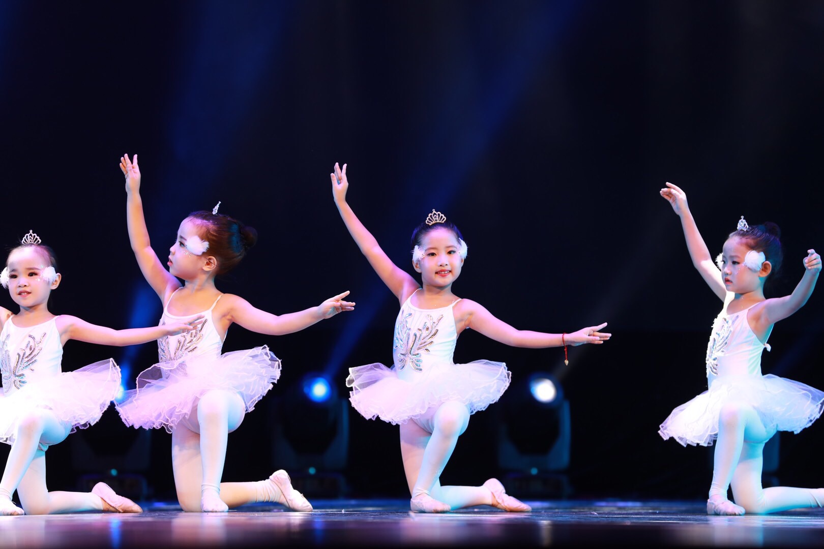 “到人民中去” 深圳市舞蹈家协会文艺志愿服务队走进 深圳少年儿童图书馆