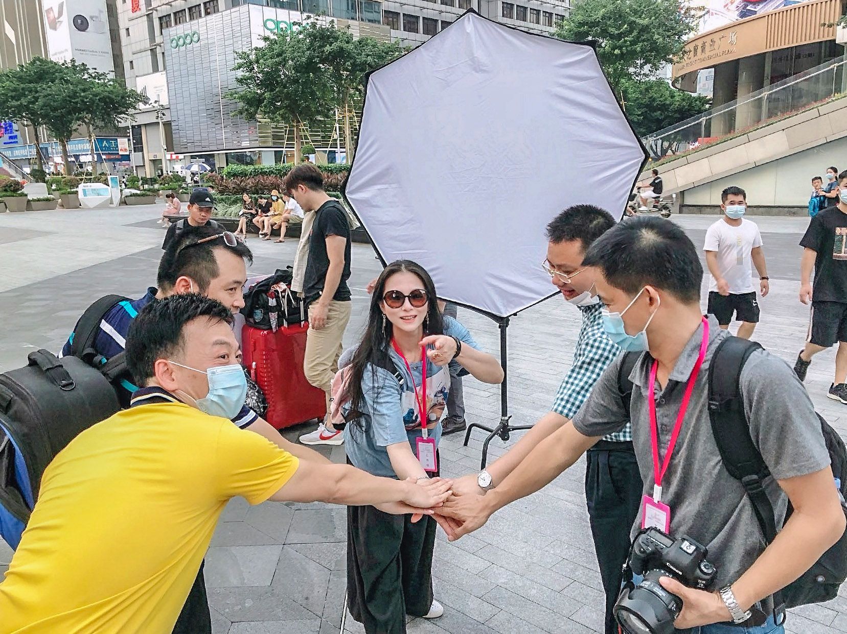 喧嚣中的优雅，定格于华强北街头的芭蕾舞者【读特】