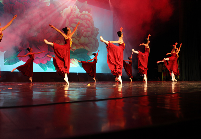 2012深圳市第十届少儿花会舞蹈比赛深圳市第十届少儿花会舞蹈比赛，现代舞《秋语》荣获银奖2