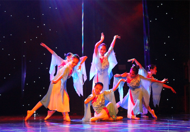 2013深圳市第十一届“鹏城金秋”社区文化艺术节深圳市第十一届“鹏城金秋”社区文化艺术节荣获社团文艺汇演三等奖