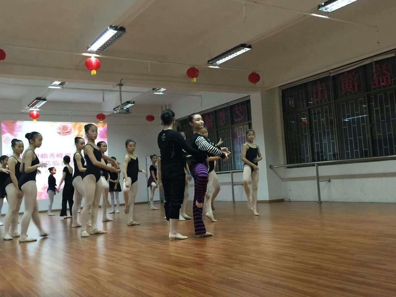 2015年1月29日晚深圳市十二月舞蹈艺术团和台湾方向舞蹈团的交流圆满成功