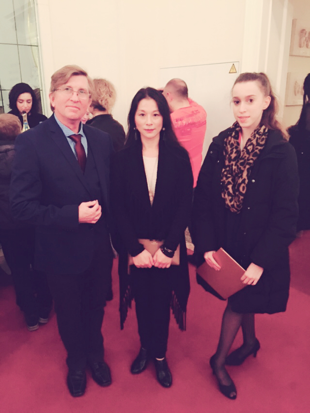 深圳市十二月舞蹈艺术团杨晴团长与来自美国的参赛选手和她的老师合影