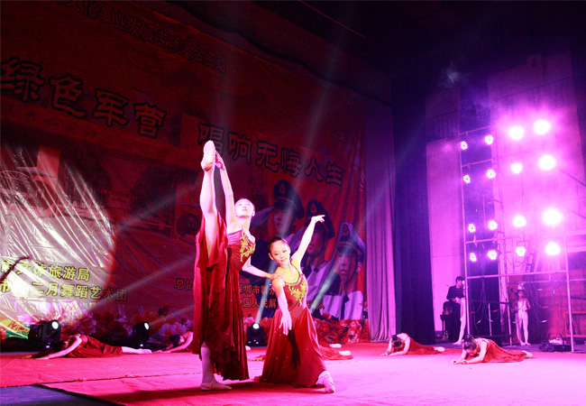 「扎根绿色军营 唱响无悔人生」少儿芭蕾舞童话剧《十二个月》专场晚会10月《清风落叶》