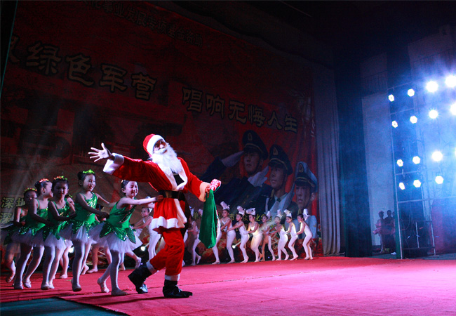 「扎根绿色军营 唱响无悔人生」少儿芭蕾舞童话剧《十二个月》专场晚会12月《欢乐圣诞》