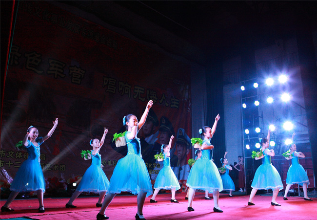「扎根绿色军营 唱响无悔人生」少儿芭蕾舞童话剧《十二个月》专场晚会8月《丰收喜悦》