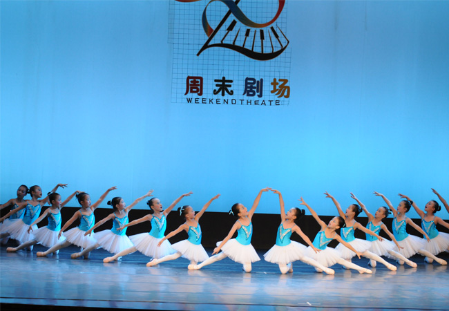 深圳市民间社团喜迎十八大“周末剧场”综艺晚会1