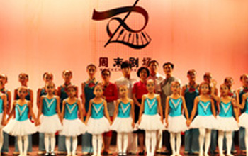 
深圳市民间社团喜迎十八大“周末剧场”综艺晚会