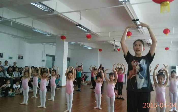 
2015年4月4日深港两地少儿舞蹈文化交流展演活动